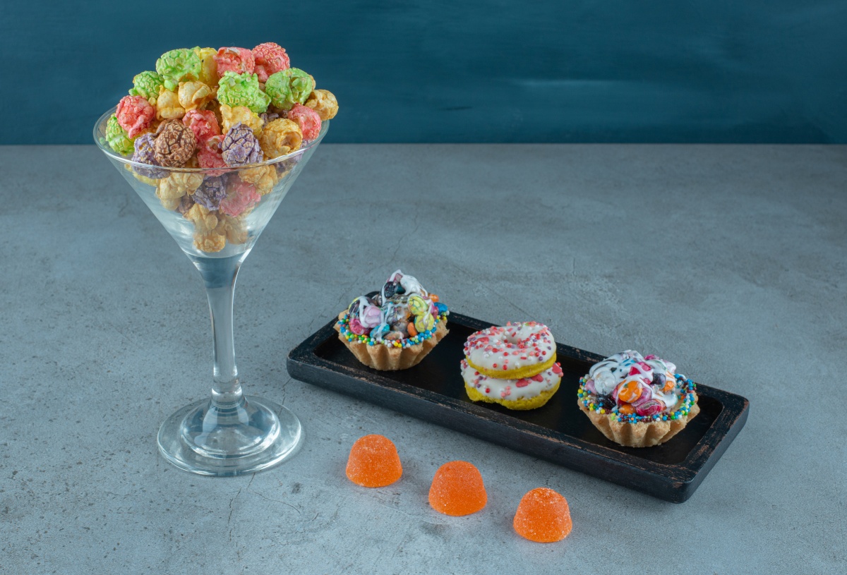 Słodycze w kieliszku i monoporcje deserowe ułożone na blacie